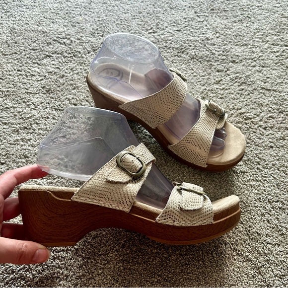 Dansko Size 40 Cream Leather Sophie Embossed Straps Buckle Comfort Wedge Sandals - Picture 1 of 6